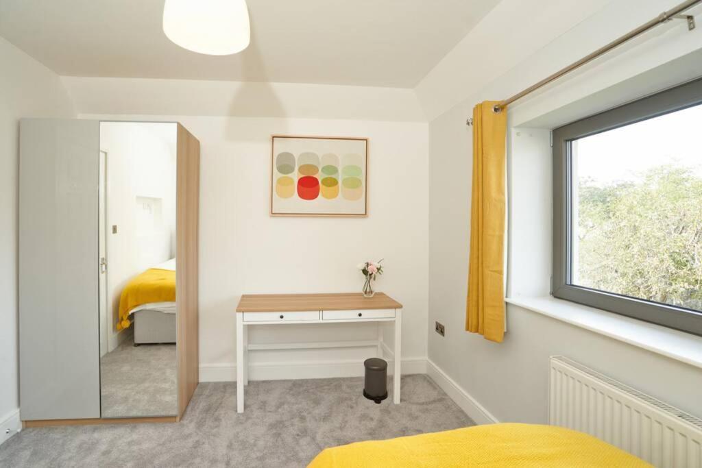 Home From Home - 4 Double Bed House With Parking Slough Eksteriør bilde