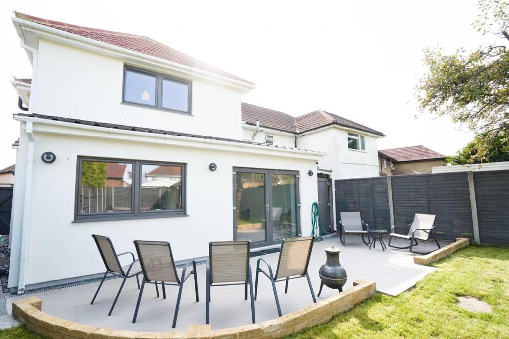 Home From Home - 4 Double Bed House With Parking Slough Eksteriør bilde