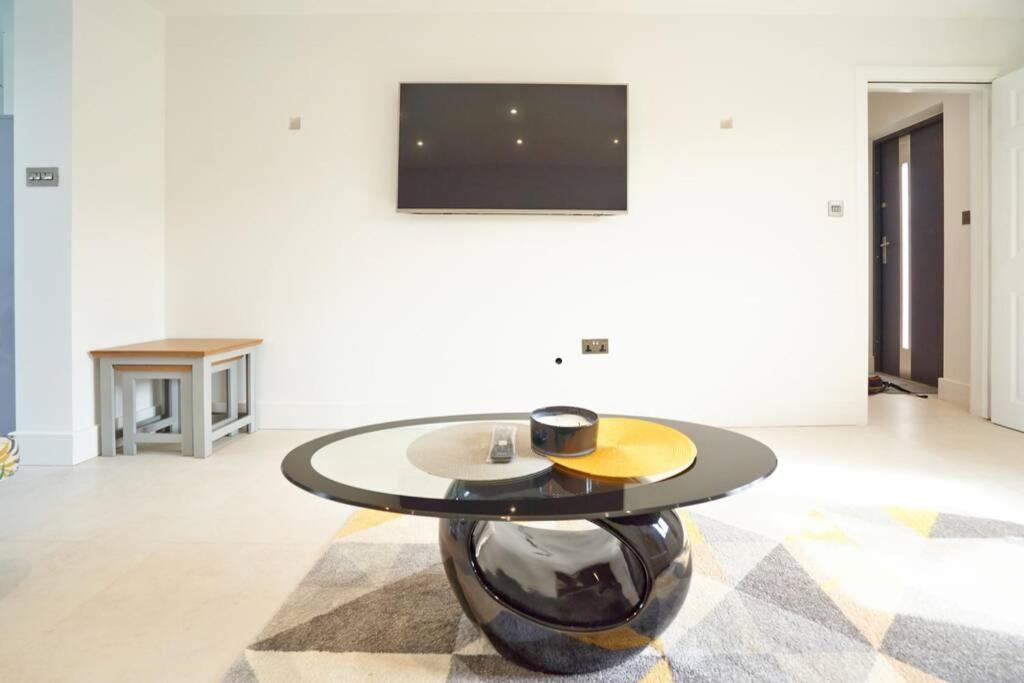 Home From Home - 4 Double Bed House With Parking Slough Eksteriør bilde