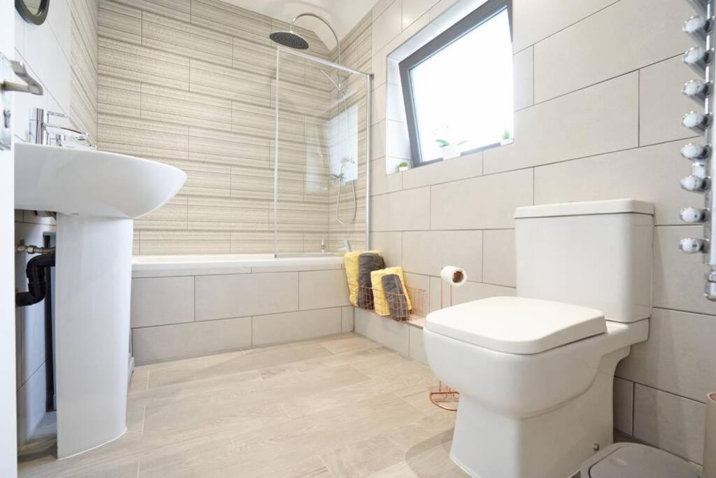 Home From Home - 4 Double Bed House With Parking Slough Eksteriør bilde