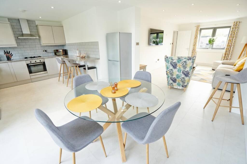 Home From Home - 4 Double Bed House With Parking Slough Eksteriør bilde