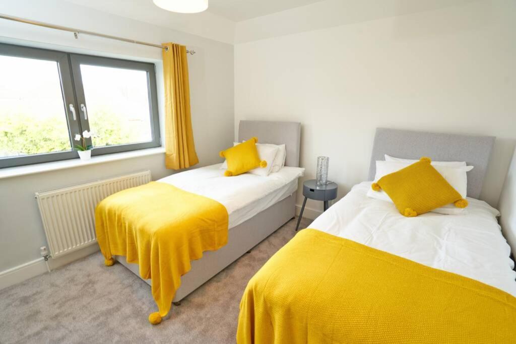 Home From Home - 4 Double Bed House With Parking Slough Eksteriør bilde